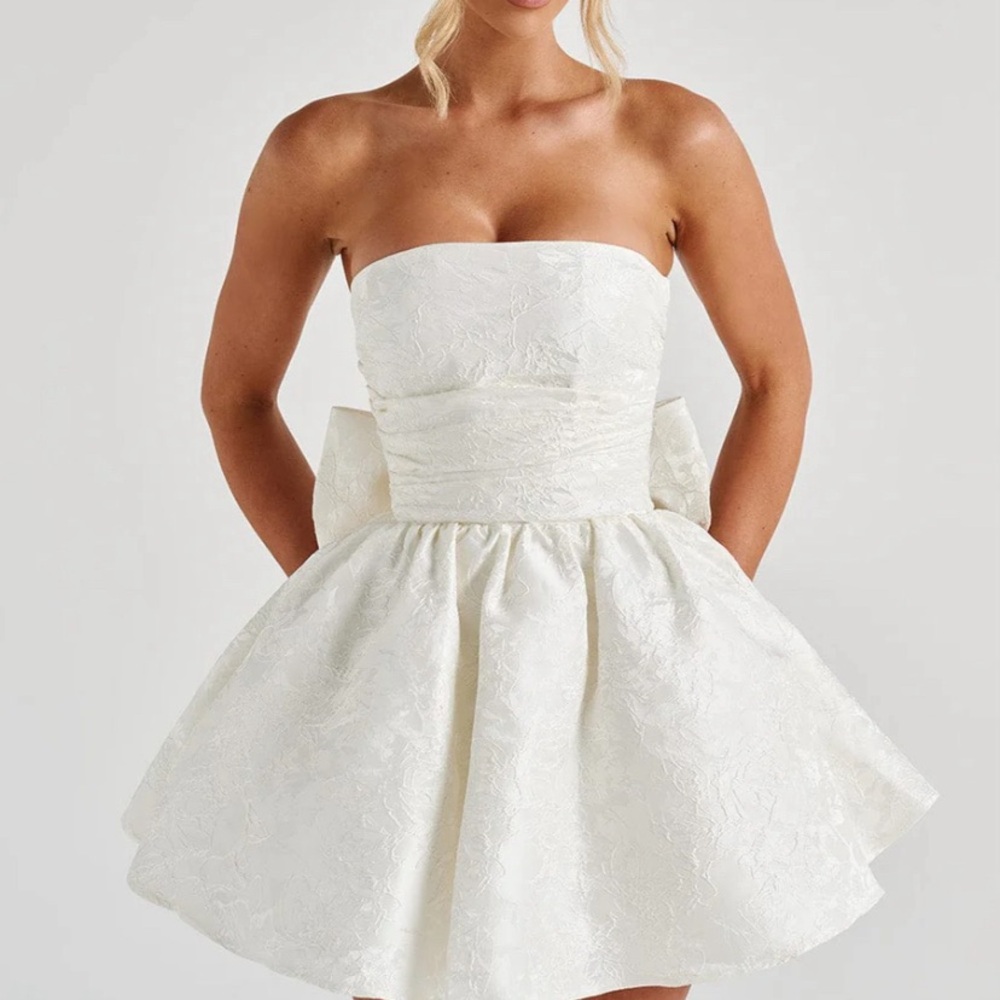 Chic Strapless White Dress with Bow Detail